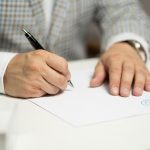 Letter of Intent: Handschlag bei Vertragsunterzeichnung zwischen Geschäftspartnern