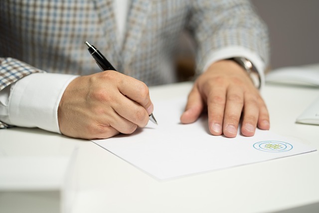 Letter of Intent: Handschlag bei Vertragsunterzeichnung zwischen Geschäftspartnern
